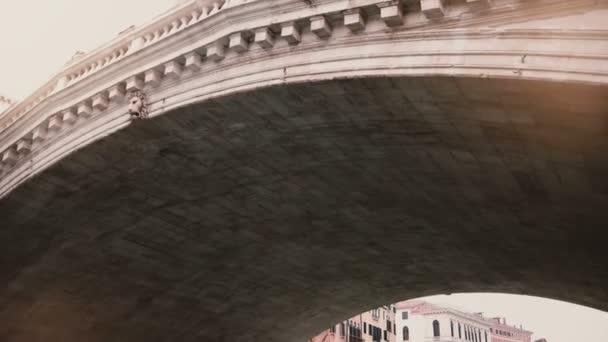 Camera Passeren Dichtbij Onder Rialtobrug Venetië Kantelen Naar Beneden Naar — Stockvideo