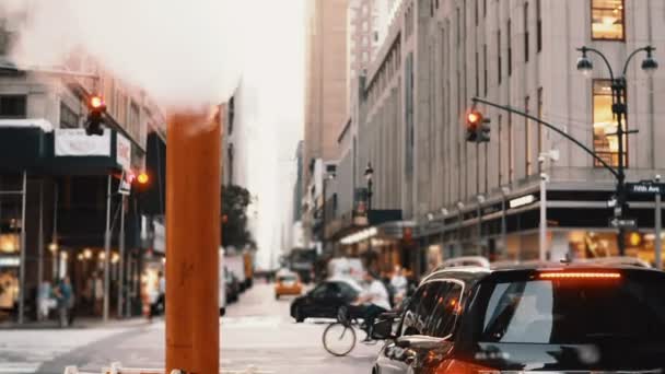 Vista Perto Tubulação Fumaça Vapor Centro Cidade Estrada Tráfego América — Vídeo de Stock