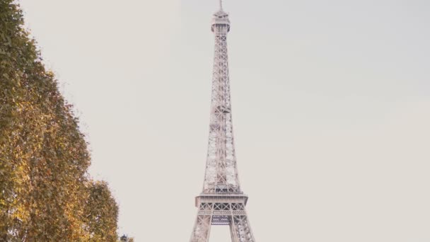 Cámara Moviéndose Hacia Abajo Desde Cima Torre Eiffel París Francia — Vídeos de Stock