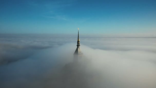 Drohne Fliegt Den Ätherischen Goldenen Abteiturm Des Schlosses Saint Michel — Stockvideo