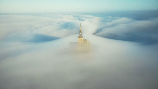 Drone Envolant Éthéré Mont Saint Michel Château Flèche Couverte Nuages — Video