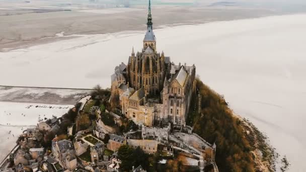 Drone Volando Alto Alrededor Famosa Fortaleza Mont Saint Michel Antigua — Vídeos de Stock