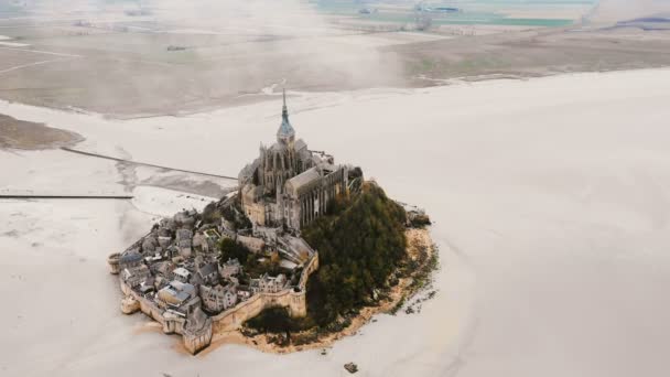 Lar Mont Saint Michele Üzerinde Normandiya Alçak Gelgit Sırasında Manastır — Stok video