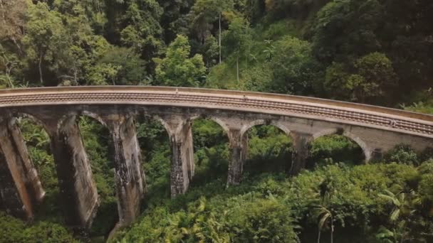 ドローンはスリランカの歴史的建造物のランドマークにある9つのアーチ橋エラの美しいパノラマビューを開きます — ストック動画