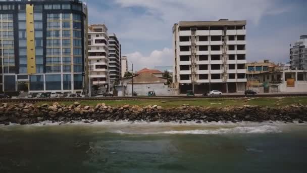 Dron Lecący Wzdłuż Wybrzeża Oceanu Ulica Colombo Sri Lanka Antena — Wideo stockowe