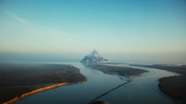 Drone Vliegen Naar Mistige Mont Heilige Michael Epische Zonsopgang Hoogtij — Stockvideo