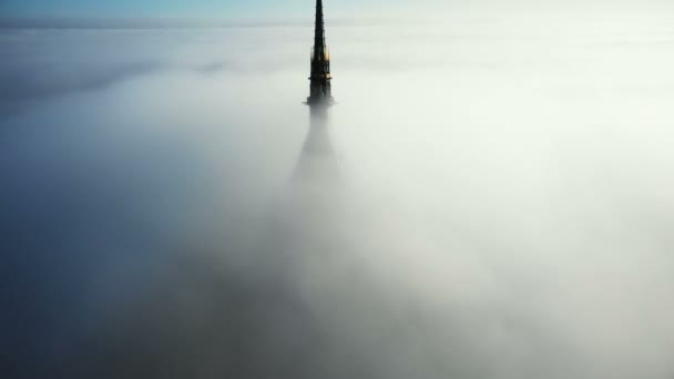 Drönare Flyger Mycket Nära Episka Gyllene Slott Spire Toppen Mont — Stockvideo