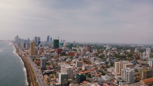 Drone Panning Derecho Sobre Hermosa Costa Moderno Edificios Colombo Sri — Vídeo de stock