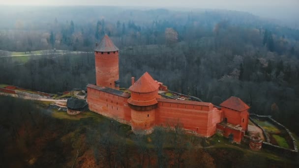 Drón Dönthető Lefelé Repülő Felett Ősi Turaida Kastély Múzeum Sigulda — Stock videók