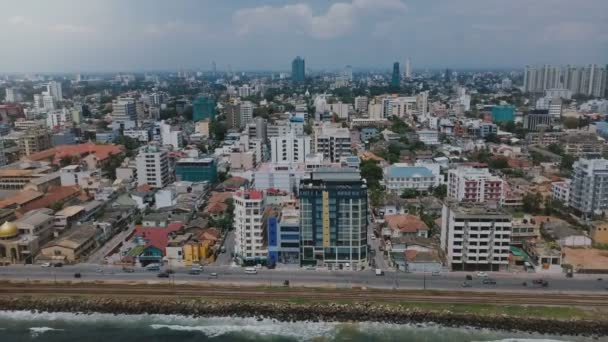 Drohne zoomt über colombo sri lanka panorama luftbild der asiatischen ferienstadt moderne gebäude und meereswellen