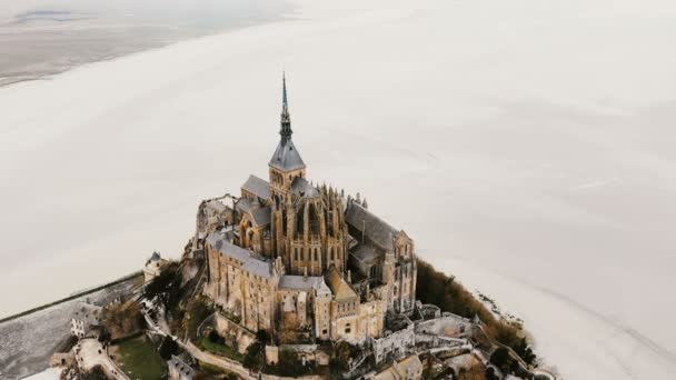 Drönare Zoomar Flyger Upp Och Bort Från Mont Saint Michel — Stockvideo