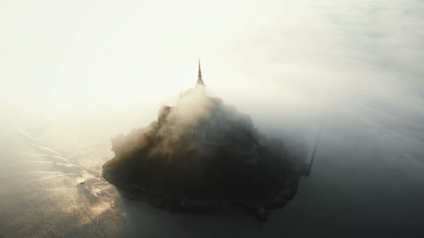 在诺曼底的涨潮日出时被阳光雾流覆盖的古岛城堡上的蒙特塞米谢尔的史诗式空中拍摄 — 图库视频影像