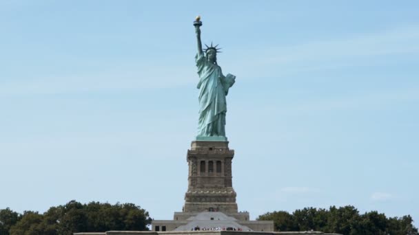 Πανοραμική Θέα Του Παγκοσμίου Φήμης Άγαλμα Της Ελευθερίας Ορόσημο Και — Αρχείο Βίντεο