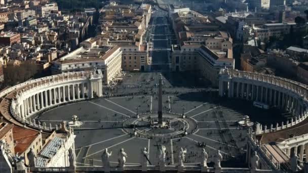 ローマのサン ピエトロ大聖堂のドームからのサンピエトロ広場の眺めの動画を停止します イタリア — ストック動画