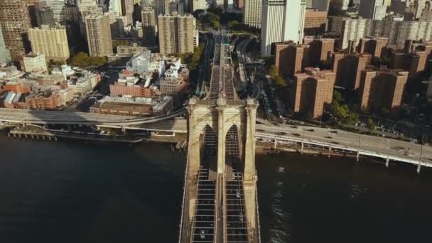 Top Antenn Utsikt Över Brooklyn Bron Genom Östra Floden Till — Stockvideo