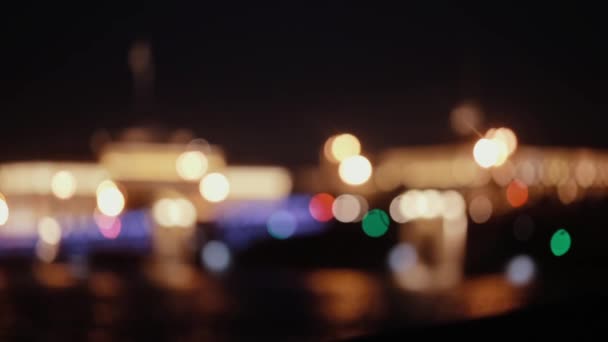 Mooie Nacht Uitzicht Stad Wazig Stad Lichten Reflecteren Het Water — Stockvideo