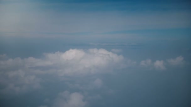 Fundo Épico Tiro Aéreo Janela Avião Voando Acima Incríveis Nuvens — Vídeo de Stock