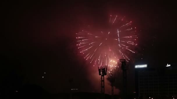 Grön Röd Rosa Vit Fyrverkerier Över Fotbollsstadion — Stockvideo