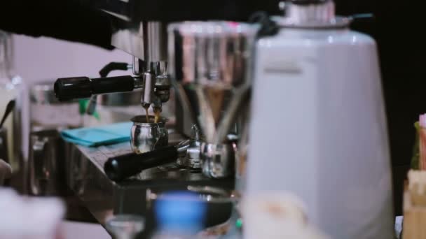 白い手袋のバリスタはコーヒーマシンを閉じカップに新鮮なエスプレッソコーヒーを作る — ストック動画