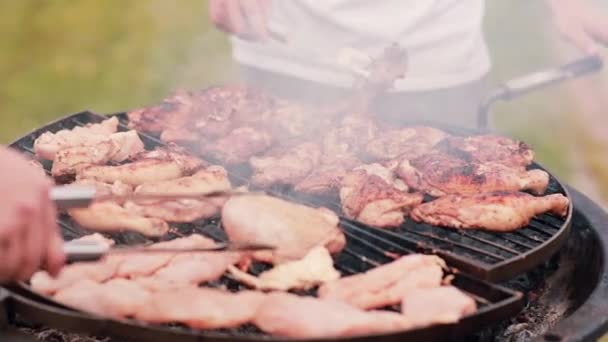 Homem Cozinhar Frango Churrasco Churrasqueira Livre Fumaça Verão Carne Grelhada — Vídeo de Stock