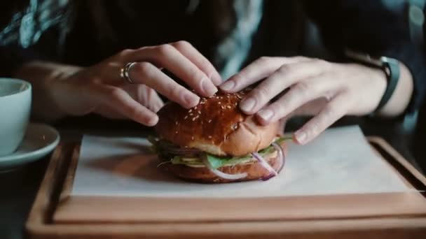 Smaczny Burger Jest Wielki Drewnianej Tacy Kobieta Bierze Jego Ręce — Wideo stockowe
