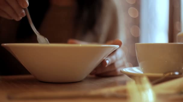 Mujer Come Ensalada Verduras Cafetería — Vídeo de stock