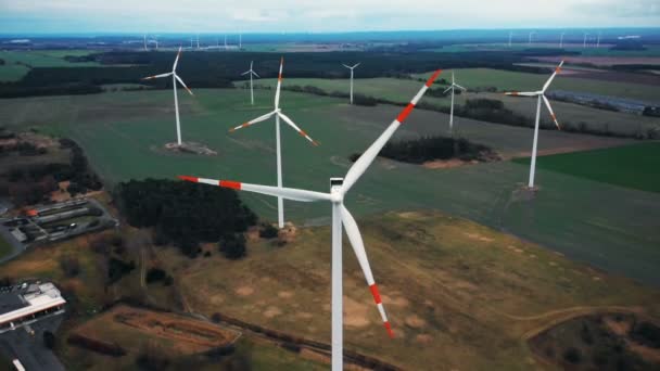 Erstaunliche Nahaufnahme Aus Der Luft Die Über Windkraftanlagen Park Herbst — Stockvideo