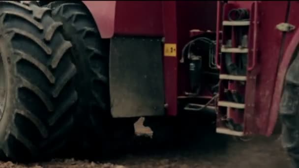 Zemědělský Traktor Orající Pole Než Před Kamerou Otočí Dozadu — Stock video