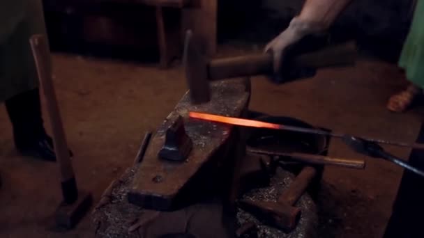 Close Uitzicht Smid Werken Met Hamer Hete Rode Metalen Man — Stockvideo