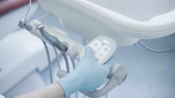 Zbliżenie Widok Dłoni Lekarza Naciśnij Przycisk Fotelu Dentysty Przełącza Tryby — Wideo stockowe