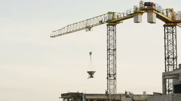 Crane Unosi Betonowy Zbiornik Dachu — Wideo stockowe