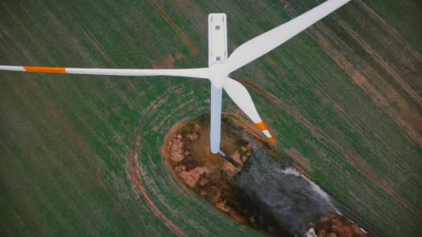 Drone Volant Très Près Éolienne Travail Avec Des Bandes Rouges — Video