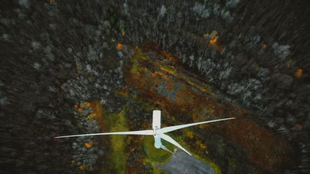 Drohne Bewegt Sich Rückwärts Kippt Auf Windkraftanlage Die Winterwald Arbeitet — Stockvideo