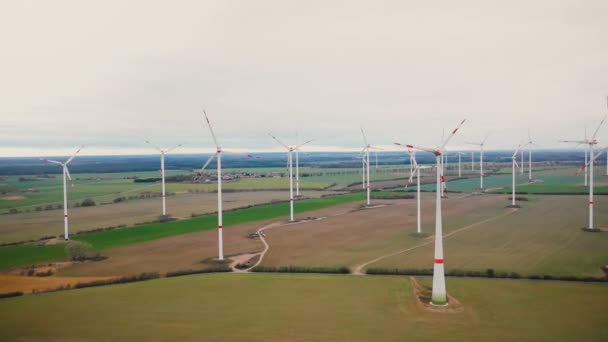 Drone Panning Recht Langs Grote Windmolen Turbine Boerderij Genereren Van — Stockvideo