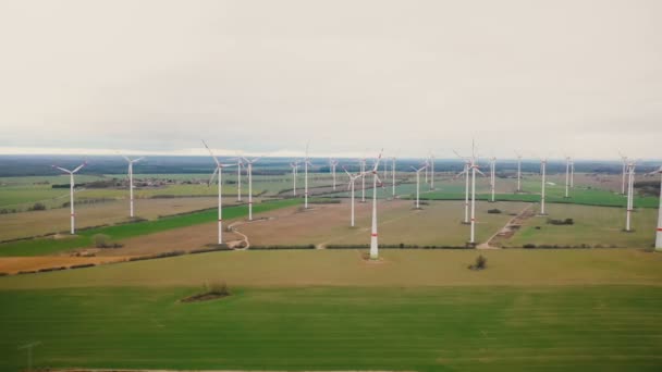 Ekologiczny Przemysł Energetyczny Malownicze Tło Lotnicze Strzał Dużej Farmy Turbin — Wideo stockowe