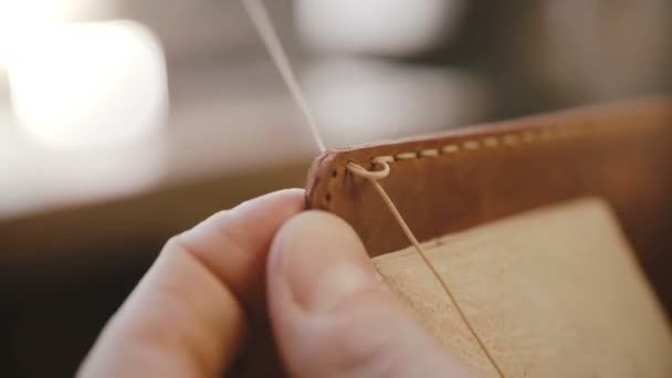 皮革缝纫工艺的宏观特写用针和线在车间的鞍座上做袋子的手工细节 — 图库视频影像