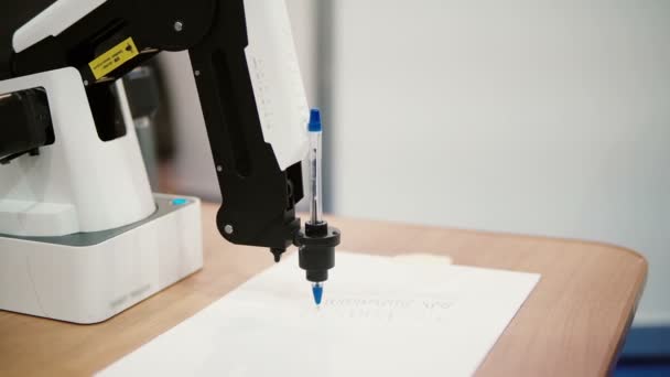 Robotik Ausstellung Nahaufnahme Von Roboterkalligraphie Mit Schöner Handschrift — Stockvideo