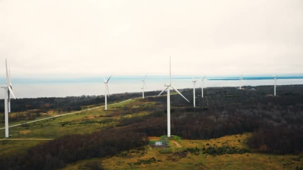 Panorama Aéreo Cênico Fazenda Turbinas Moinho Vento Trabalhando Perto Outono — Vídeo de Stock