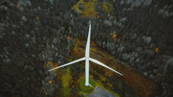 Drohne Fliegt Über Funktionierendes Windrad Winterwald Zukunft Alternatives Erneuerbares Umweltfreundliches — Stockvideo