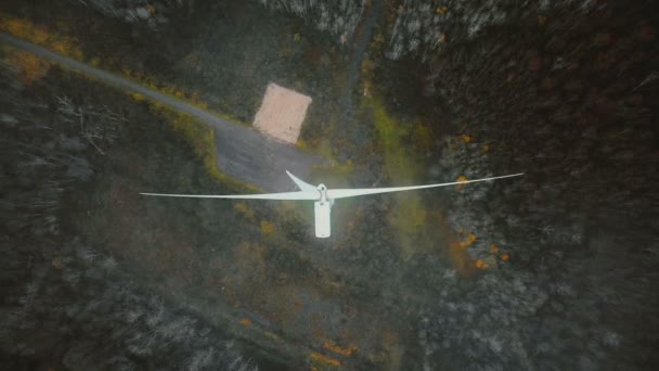 Камера Верхнего Вида Медленно Приближается Работающей Ветряной Мельнице Зимнем Лесу — стоковое видео