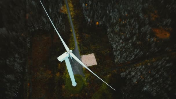 Drohnenschwenk Direkt Über Funktionierendem Windrad Verrät Winterwald Konzept Für Erneuerbare — Stockvideo