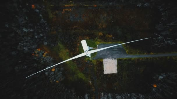 Bovenaanzicht Drone Draait Direct Boven Werkende Windmolen Turbine Groen Bos — Stockvideo