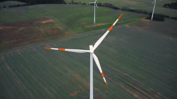 Bovenaanzicht Drone Kantelt Direct Boven Windmolen Turbine Met Rode Messtrepen — Stockvideo