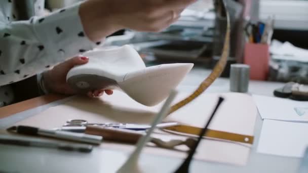 Vrouw Zitten Aan Tafel Met Gereedschap Het Maken Van Metingen — Stockvideo