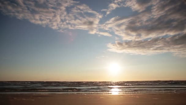 Великолепный Спокойный Пляж Закате Волны Сверкают Солнце — стоковое видео