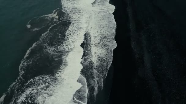 背景在冰原山脉黑色火山海滩海岸上的海浪的远景规划 — 图库视频影像