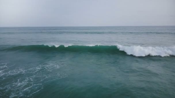 vue aérienne de drone de la marée des grandes vagues océaniques s'écrasant et moussant dans le paysage marin bleu ouvert à couper le souffle et skyline 