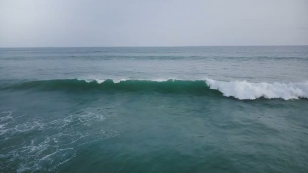Повітряний Дрон Вид Великий Приплив Хвилі Океану Розбивається Піниться Захоплюючому — стокове відео