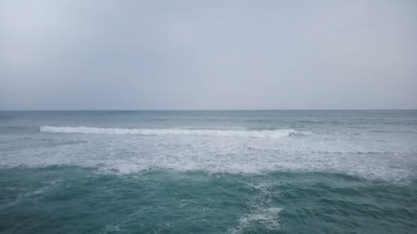 vue aérienne par drone des vagues moussantes dans un magnifique paysage marin bleu ouvert à couper le souffle et un panorama nuageux de l'horizon du ciel 