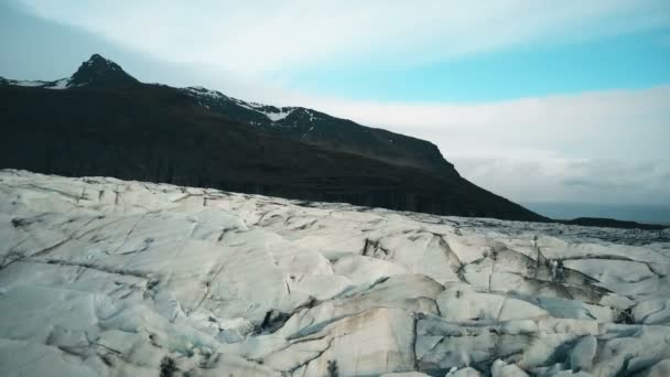 Disparo Aéreo Las Grietas Hielo Con Helicóptero Ceniza Volcánica Negra — Vídeos de Stock